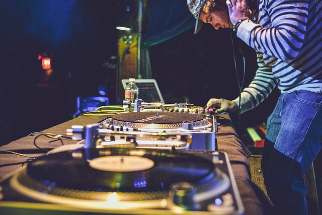 dj tocando na festa